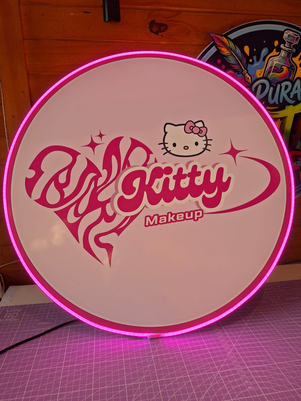 Cartel circular Hello Kitty Makeup