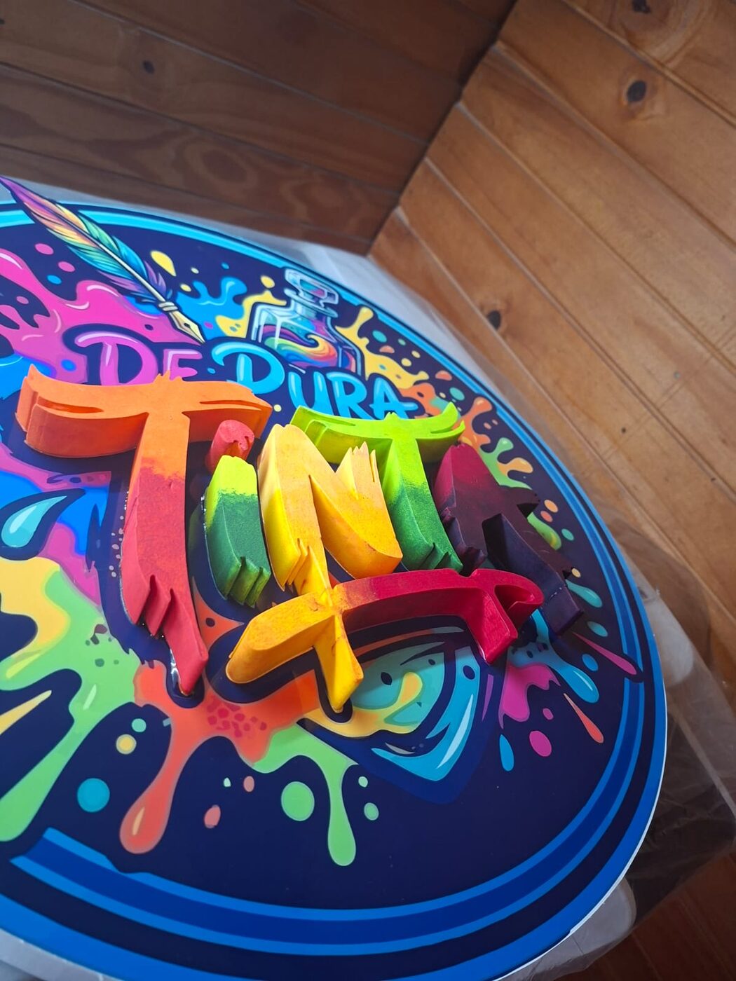 Detalle de letras en relieve sobre cartel