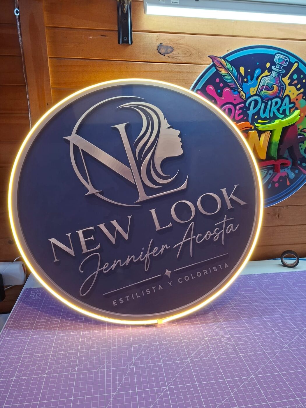 Cartel circular New Look Jennifer Acosta